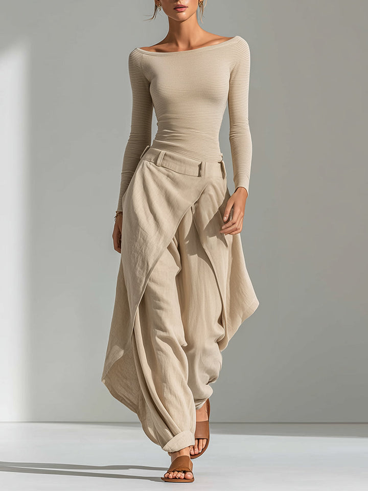 Top beige con scollo a barca e pantaloni a gamba larga sovrapposti.