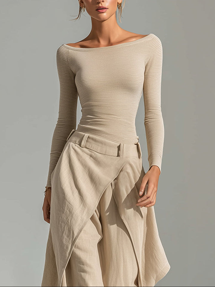 Top beige con scollo a barca e pantaloni a gamba larga sovrapposti.