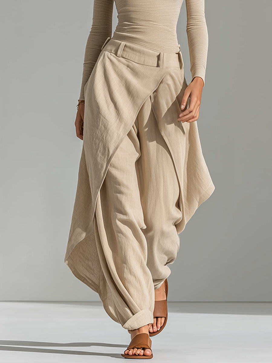 Top beige con scollo a barca e pantaloni a gamba larga sovrapposti.