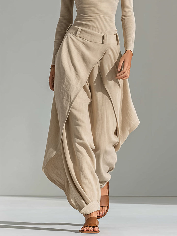 Top beige con scollo a barca e pantaloni a gamba larga sovrapposti.