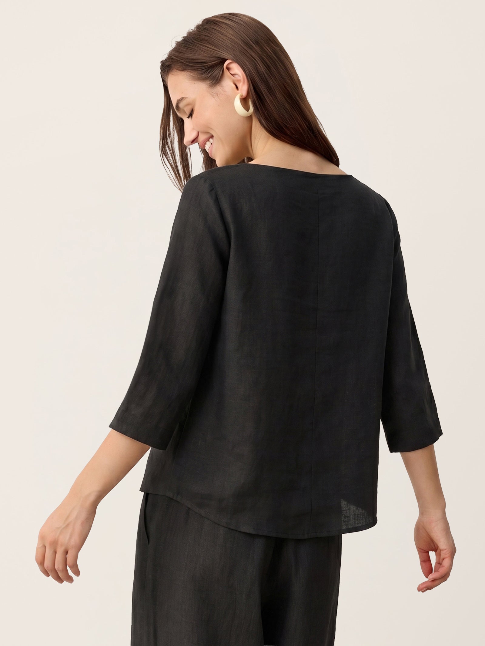 Nyla | Top in Lino con Orlo Asimmetrico e Bottoni