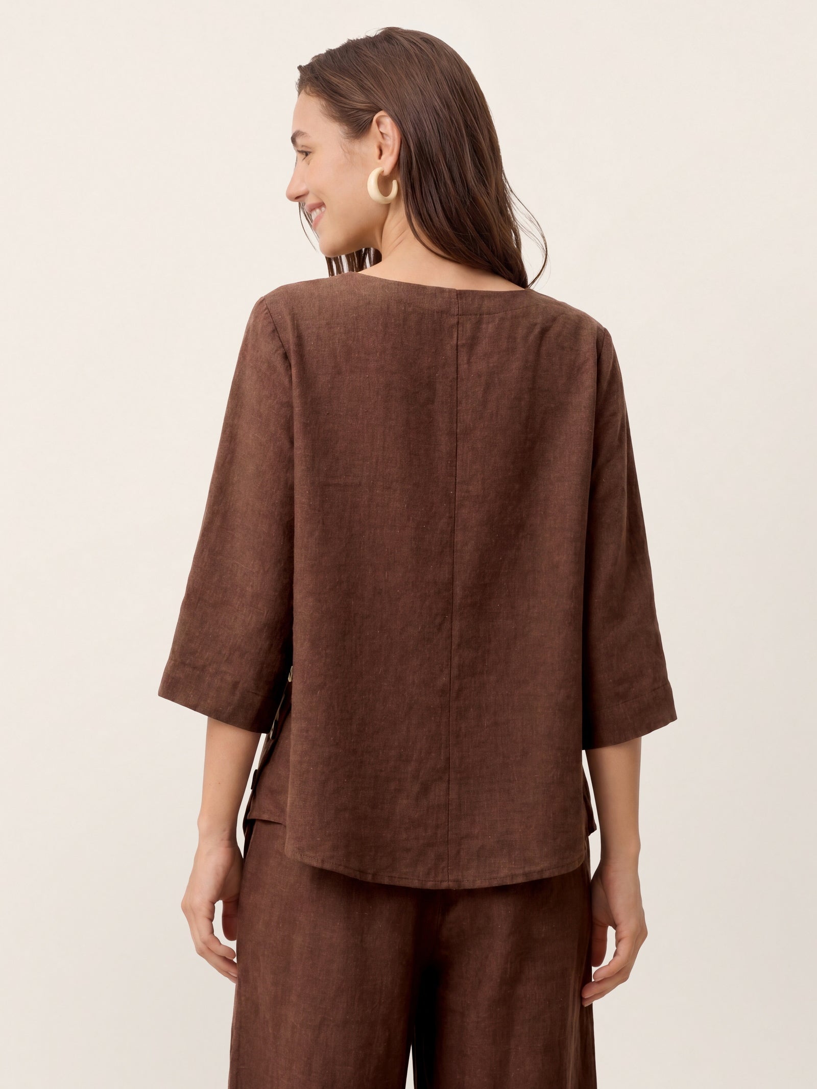 Nyla | Top in Lino con Orlo Asimmetrico e Bottoni