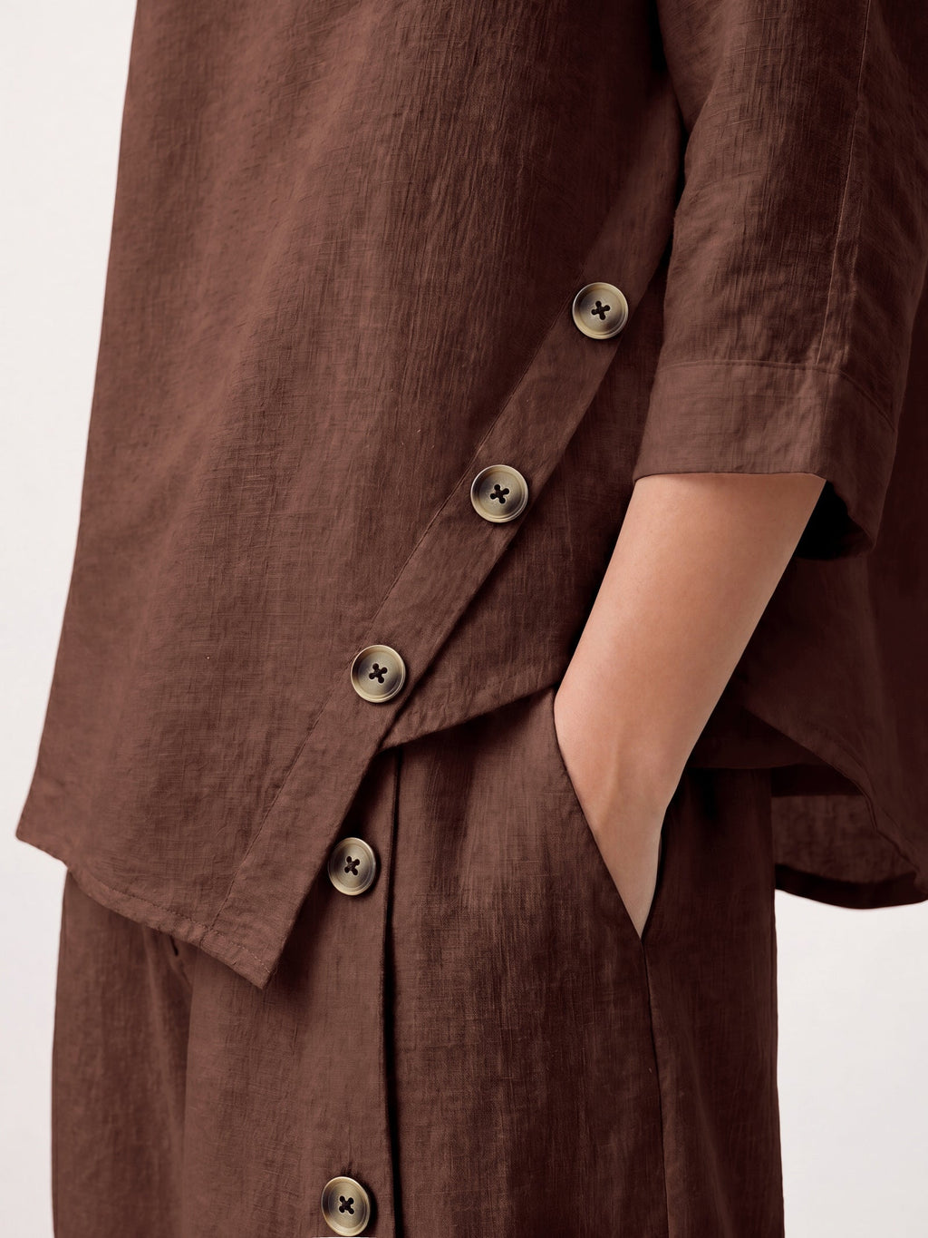 Nyla | Top in Lino con Orlo Asimmetrico e Bottoni