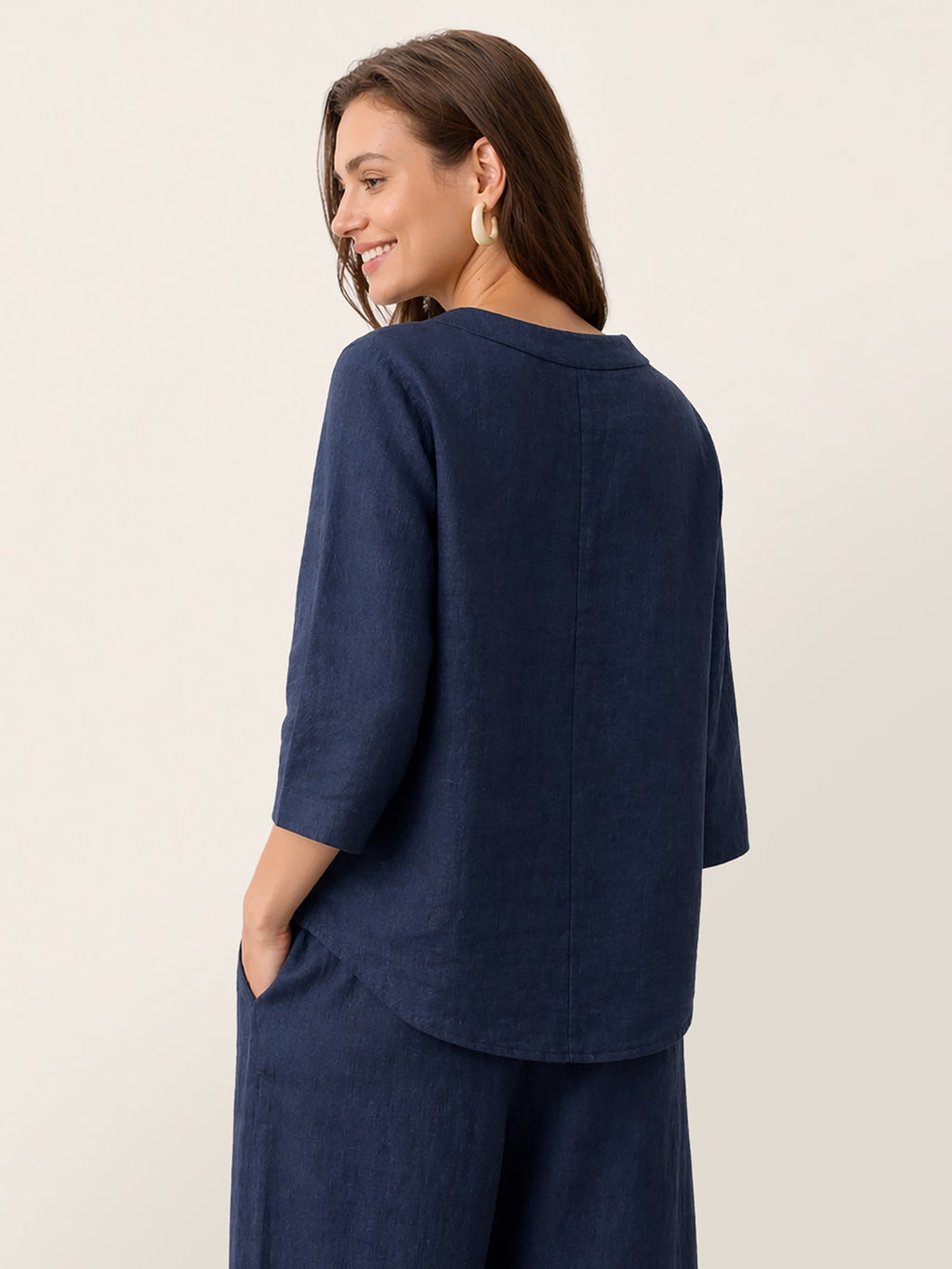 Nyla | Top in Lino con Orlo Asimmetrico e Bottoni