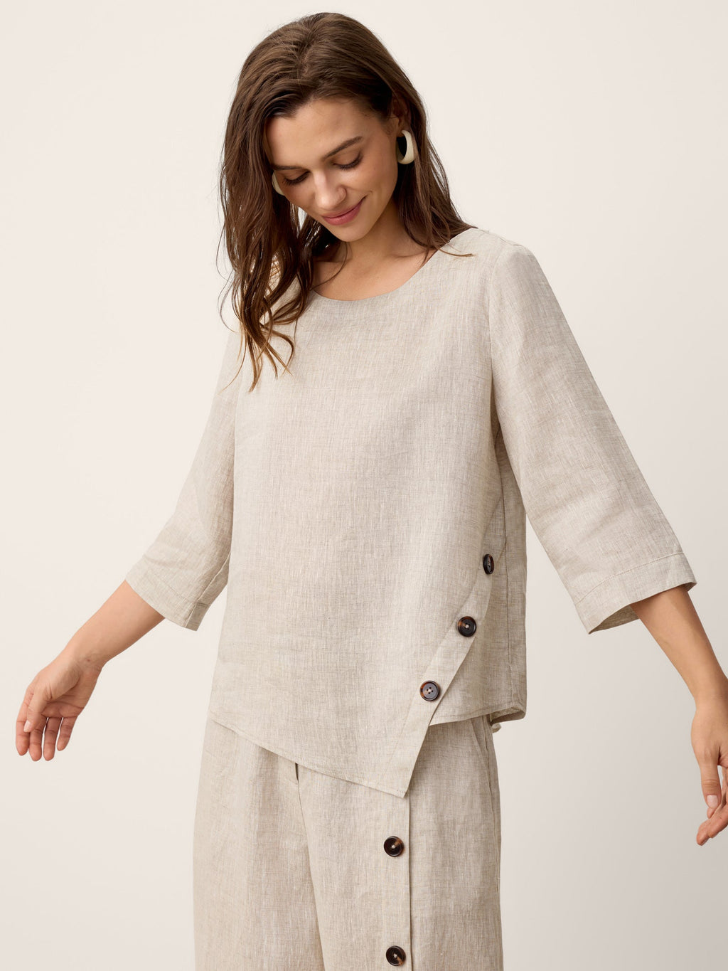 Nyla | Top in Lino con Orlo Asimmetrico e Bottoni