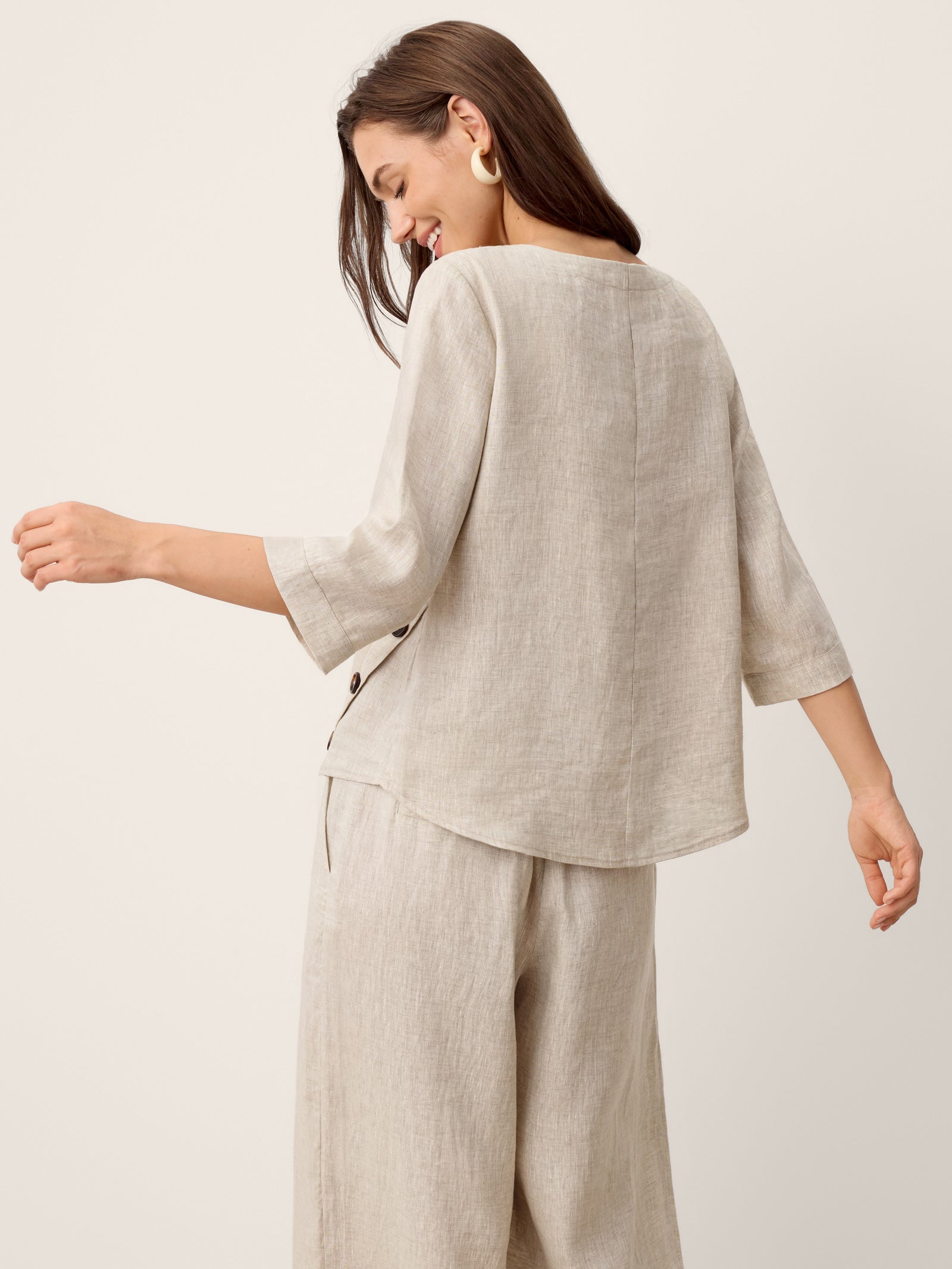 Nyla | Top in Lino con Orlo Asimmetrico e Bottoni