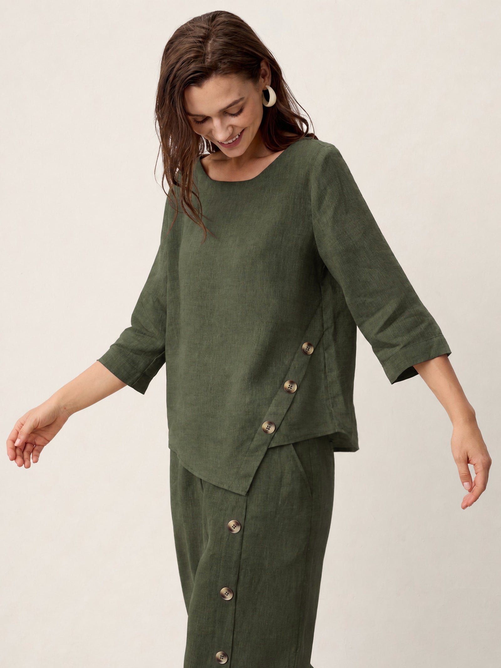 Nyla | Top in Lino con Orlo Asimmetrico e Bottoni