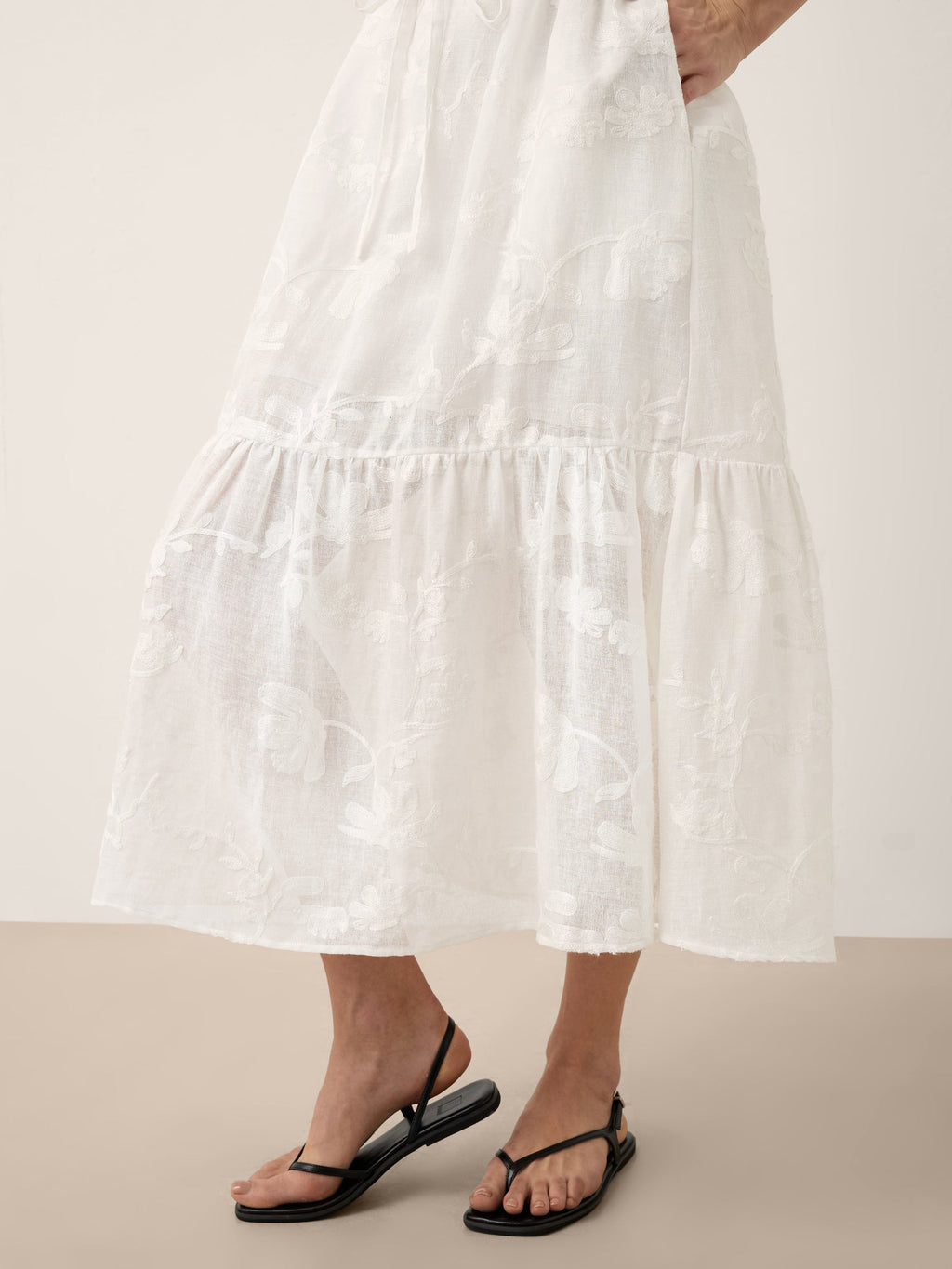 Camilla | Abito Maxi in Lino con Applicazioni Floreali