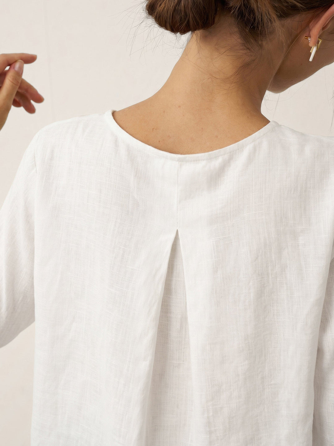 Brianna | Top in Lino con Collo Tondo e Orlo Asimmetrico