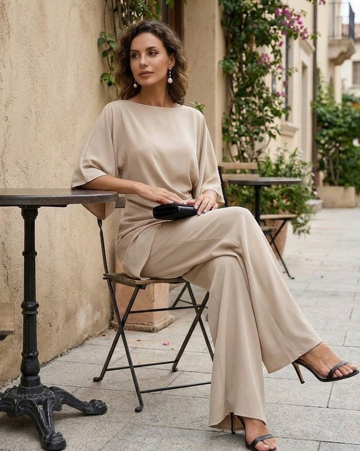 Completo Gabriella beige seduta al bar