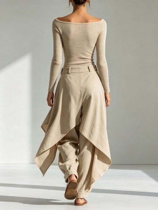 Top beige con scollo a barca e pantaloni a gamba larga sovrapposti.