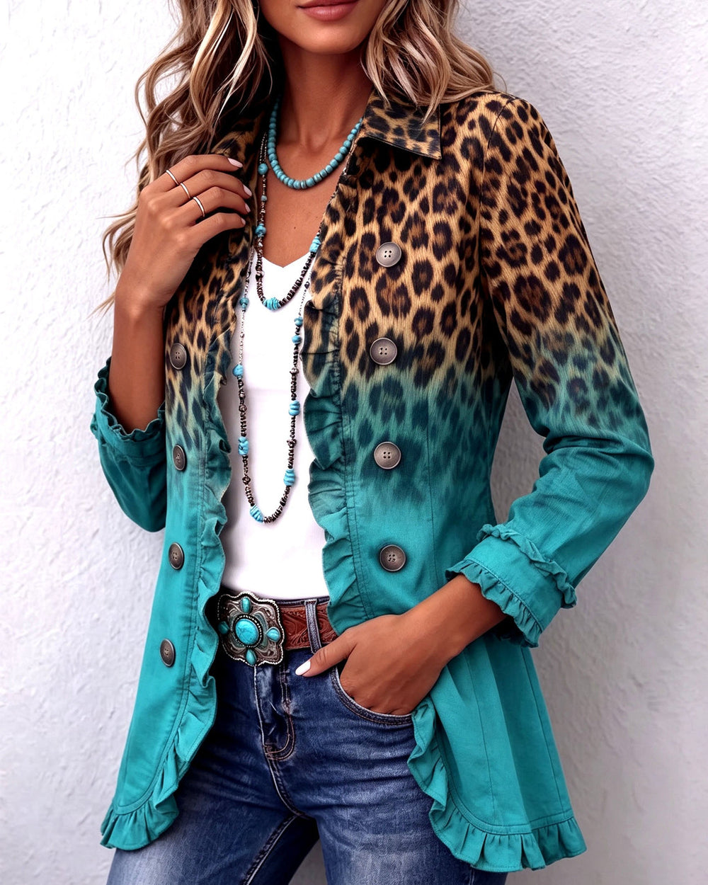 Giacca blazer turchese sfumata leopardo indossata con jeans